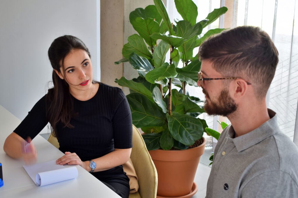 Interprete con cliente hablando en la mesa