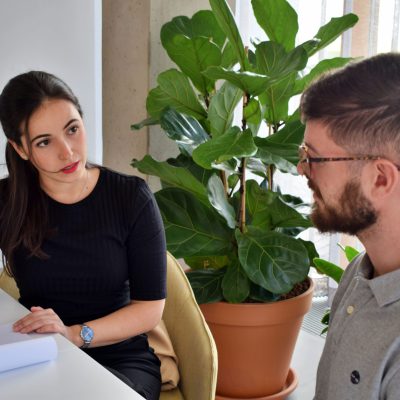 Interprete con cliente hablando en la mesa